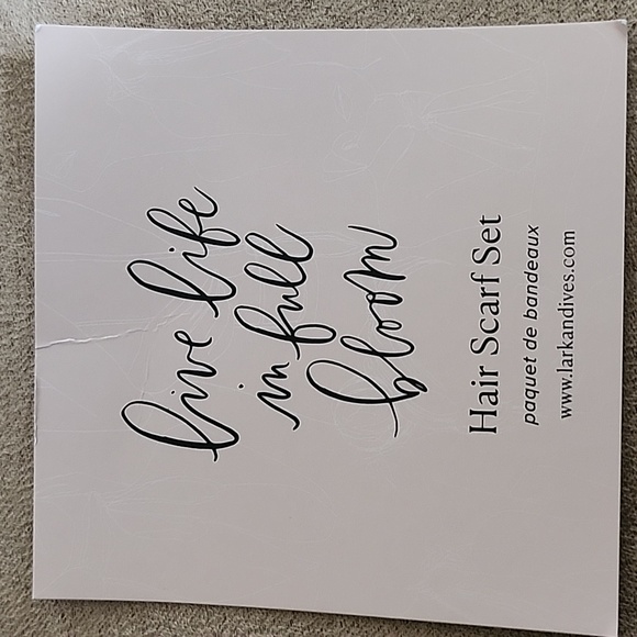 Scarves set of 2. New in pouch - Picture 3 of 5